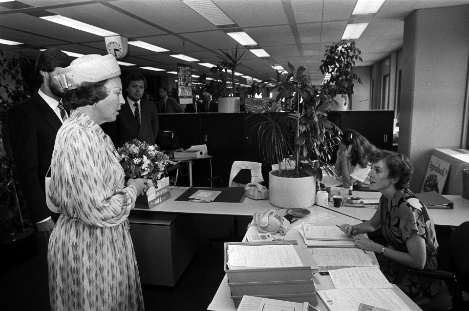 Koningin Beatrix tijdens een rondleiding in het gebouw van de Postgiro-Rijkspost, Bestanddeelnr 931-6548