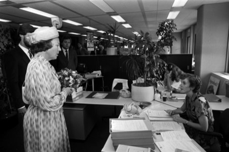 Koningin Beatrix tijdens een rondleiding in het gebouw van de Postgiro-Rijkspost, Bestanddeelnr 931-6548