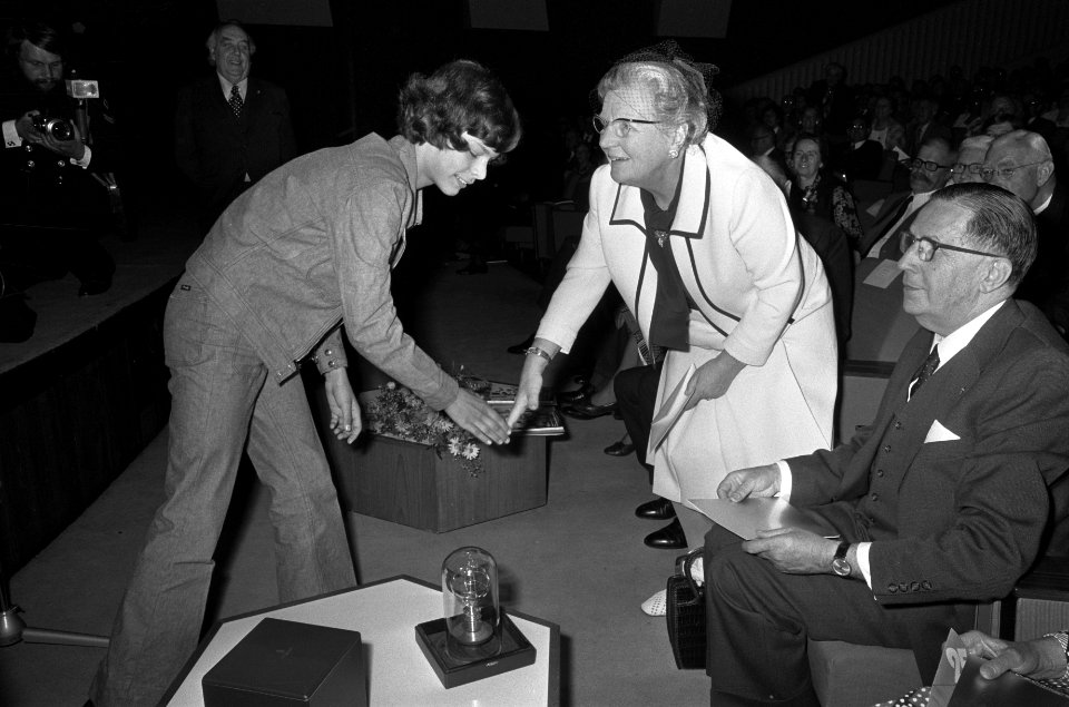Koningin Juliana, rechts Van Unnik, voorzitter ZWO, Bestanddeelnr 927-9610