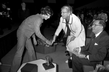 Koningin Juliana, rechts Van Unnik, voorzitter ZWO, Bestanddeelnr 927-9610