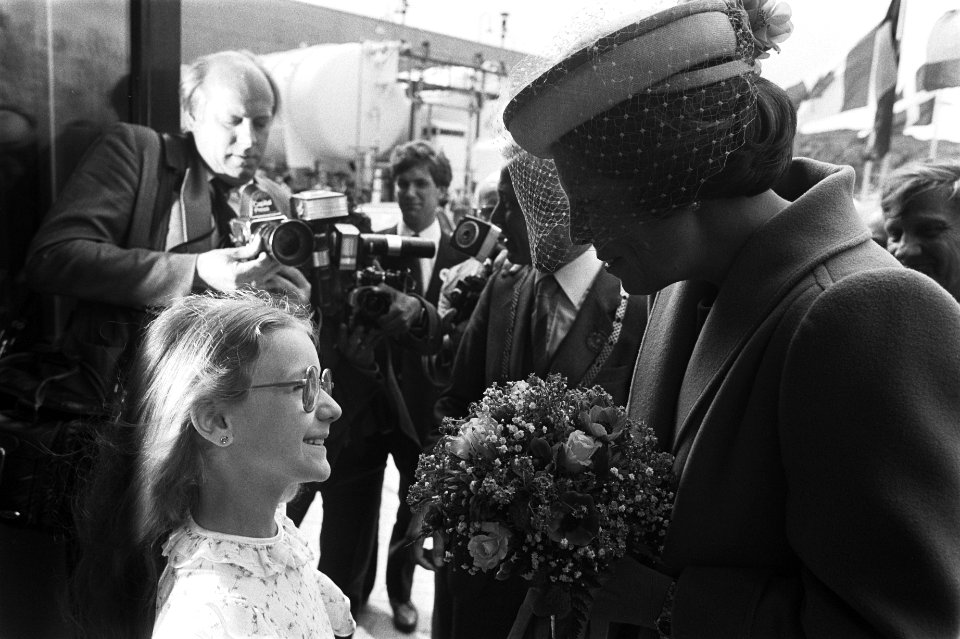 Koningin Beatrix woont viering bij Twintig Jaar Europese Ruimtevaart in de ESTEC, Noordwijk, Bestanddeelnr 932-9622