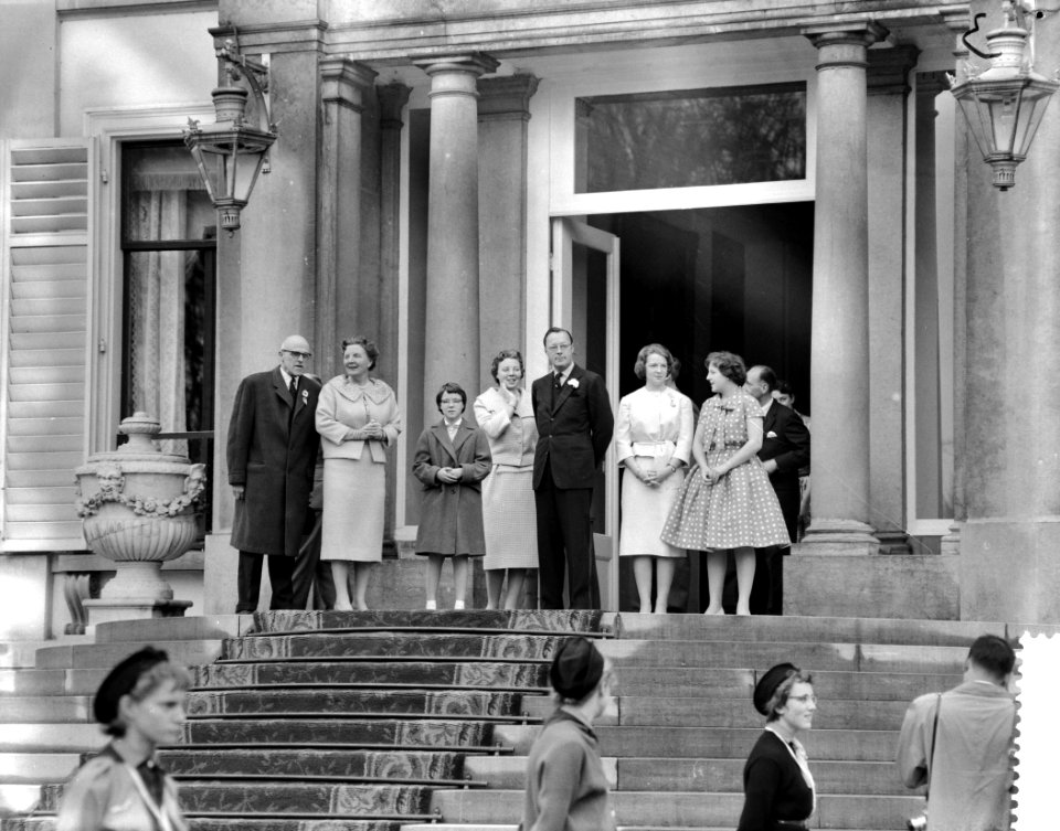 Koningin Juliana 50 jaar. Defile langs het bordes Paleis Soestdijk , v.l.n.r. Ha, Bestanddeelnr 910-3322