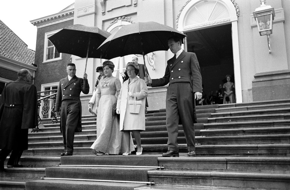 Koningin Juliana, prinsessen Margriet en Marijke verlaten Huis ten Bosch van rij, Bestanddeelnr 914-3226