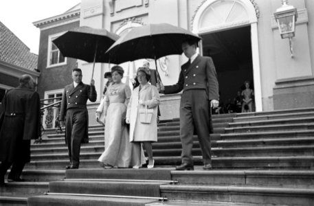 Koningin Juliana, prinsessen Margriet en Marijke verlaten Huis ten Bosch van rij, Bestanddeelnr 914-3226