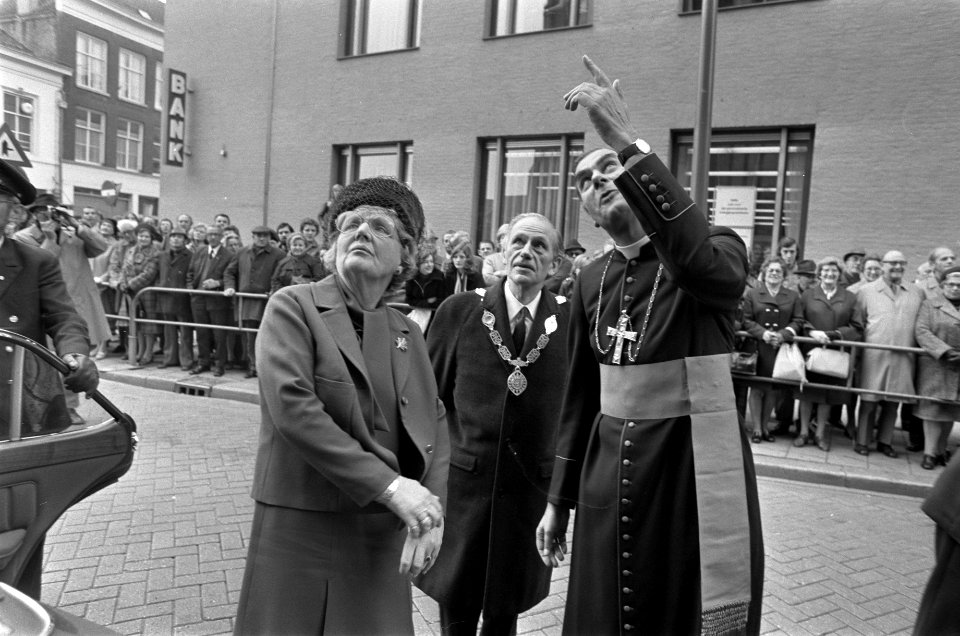 Koningin Juliana, burgemeester G. van de Ven en mgr. Bluyssen, Bestanddeelnr 927-5148