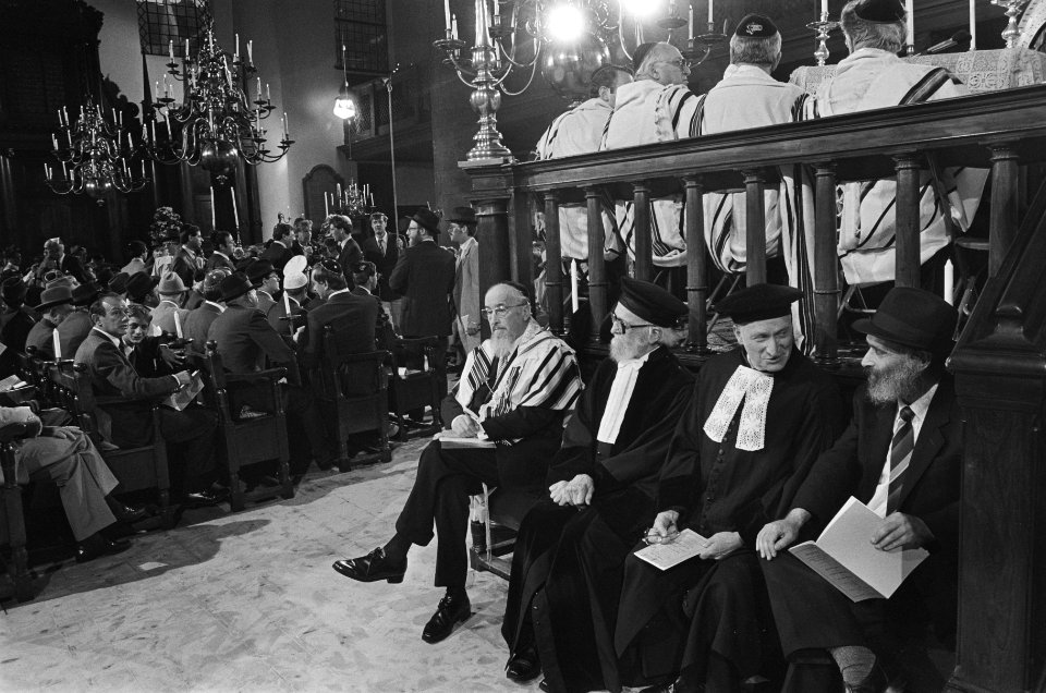Koningin Beatrix woont bijzondere dienst bij in synagoge t.g.v. 350-jarig bestaa, Bestanddeelnr 933-4104