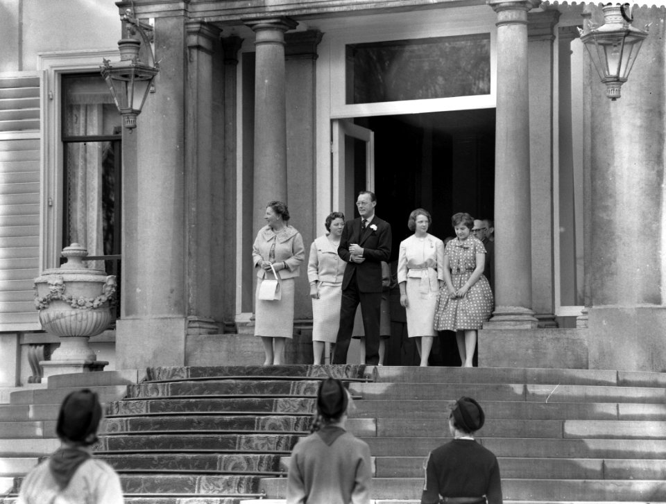 Koningin Juliana 50 jaar. Defile langs het bordes Paleis Soestdijk , v.l.n.r. Ha, Bestanddeelnr 910-3319