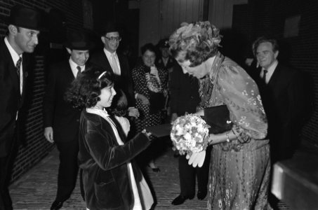 Koningin Beatrix woont bijzondere dienst bij in synagoge t.g.v. 350-jarig bestaa, Bestanddeelnr 933-4100