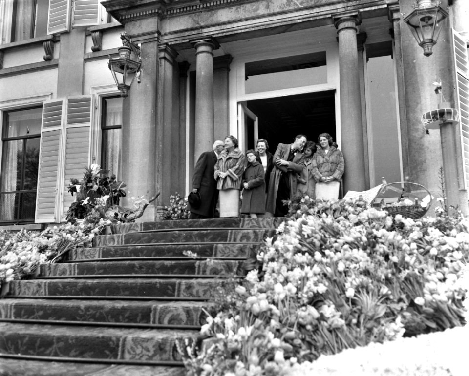 Koningin Juliana 50 jaar. Defile langs het bordes Paleis Soestdijk , v.l.n.r. Ha, Bestanddeelnr 910-3316