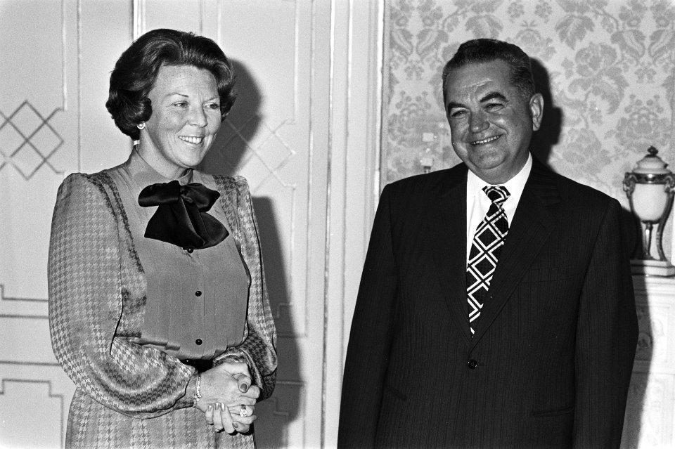 Koningin Beatrix ontvangt Roemeense premier Dascalescu, Bestanddeelnr 932-7426