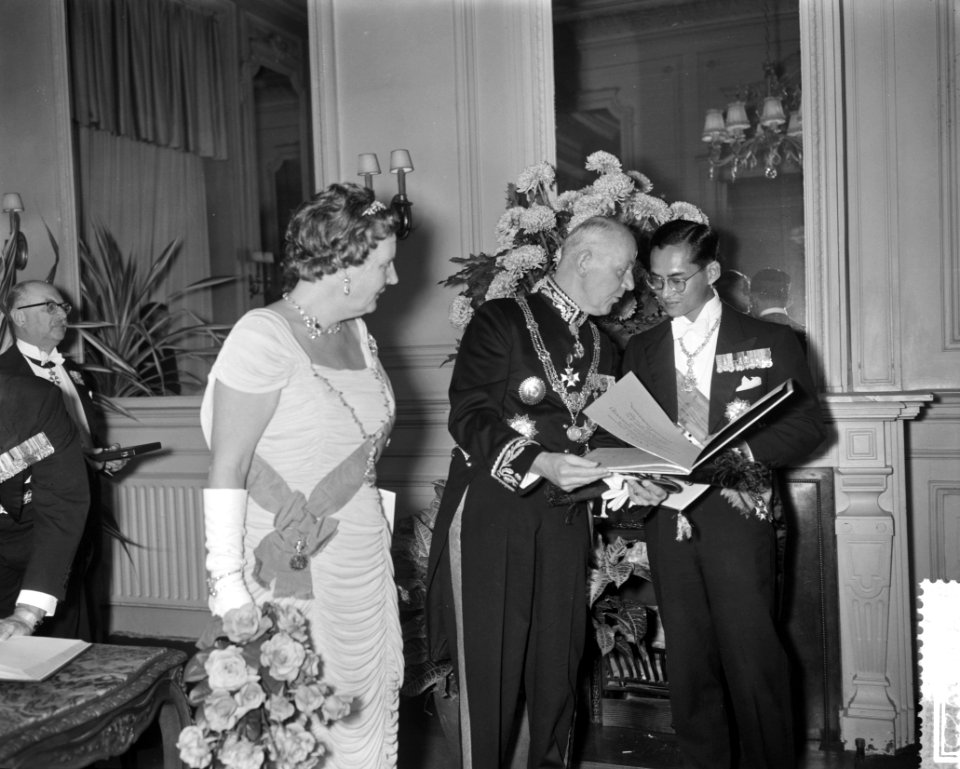 Koningin Juliana, burgemeester Van Kolfschoten en koning Bhumibol, Bestanddeelnr 911-7025