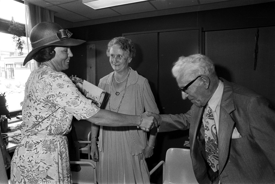 Koningin Beatrix verricht opening verpleegtehuis Slotervaart in Amsterdam Kon, Bestanddeelnr 932-2025