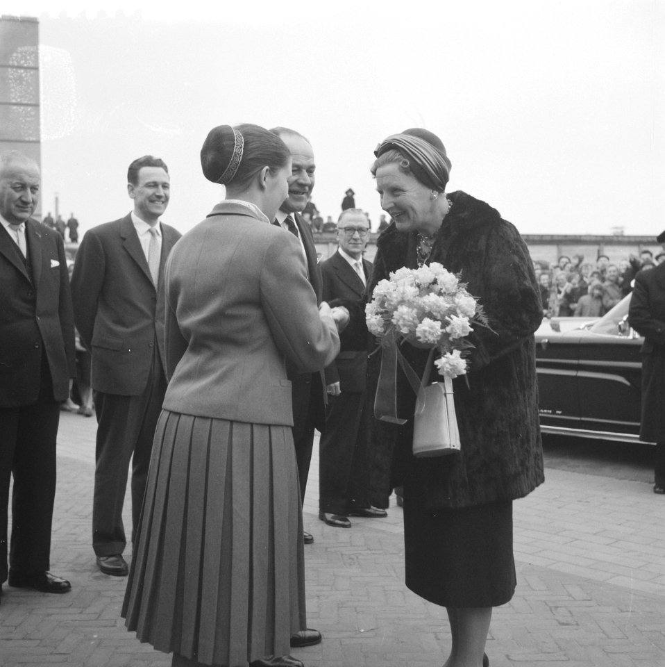 Koningin bezoekt Ede-Wageningen, bezoek aan de Streekwerkplaats voor minder vali, Bestanddeelnr 911-1100