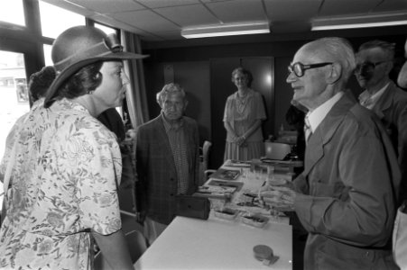 Koningin Beatrix verricht opening verpleegtehuis Slotervaart in Amsterdam met, Bestanddeelnr 932-2026