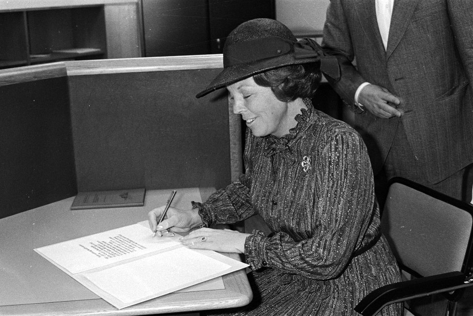 Koningin Beatrix verricht de officiële opening van het nieuwe gebouw van het Alg, Bestanddeelnr 931-1446