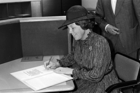 Koningin Beatrix verricht de officiële opening van het nieuwe gebouw van het Alg, Bestanddeelnr 931-1446