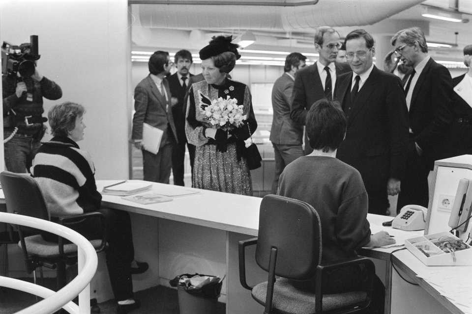 Koningin Beatrix opent het nieuwe Ministerie van O&W in Zoetermeer, Bestanddeelnr 933-2021