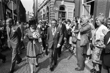 Koningin Beatrix tijdens een wandeling door Maastricht begeleid door burgemeeste, Bestanddeelnr 931-6446