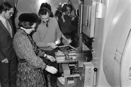 Koningin Beatrix slaat ook eerste nieuwe guldens in Rijksmunt te Utrecht. Beatri, Bestanddeelnr 931-9135