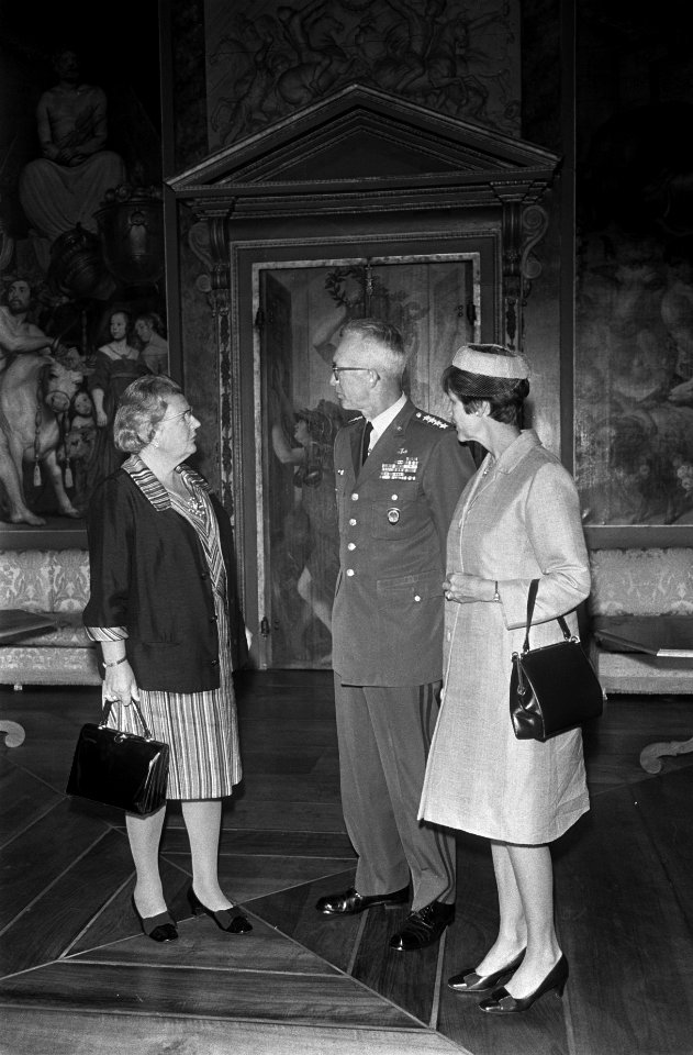 Koningin Juliana, generaal Andrew J. Goodpaster en mevrouw Goodpaster, Bestanddeelnr 922-7689