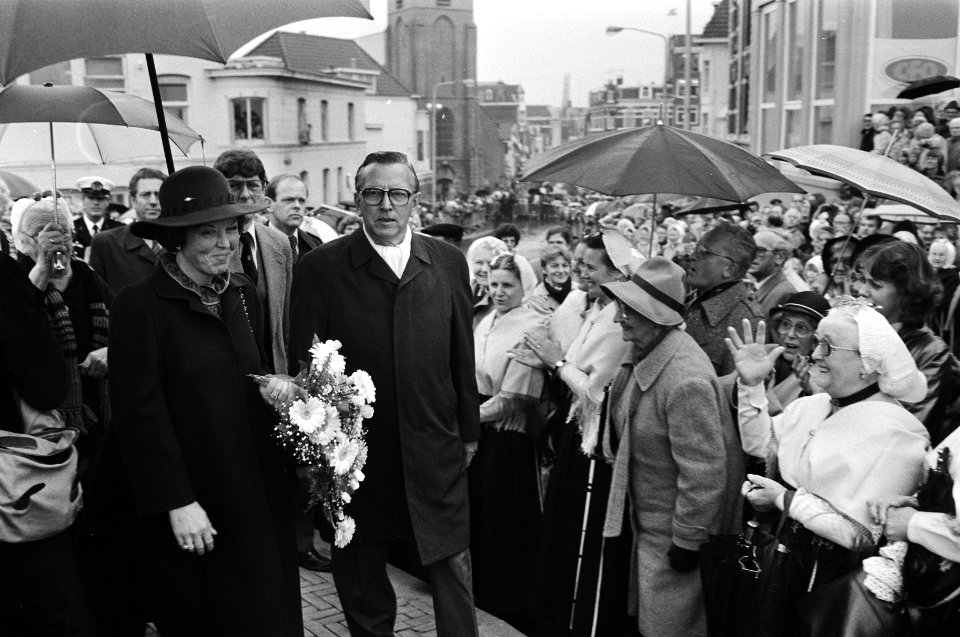 Koningin Beatrix tussen het publiek, Bestanddeelnr 932-3963