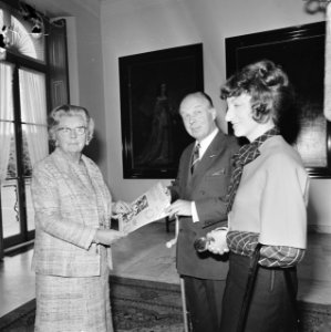 Koningin Julia ontvangt eerste exemplaar Koningin Juliana 1925-1965 uit handen, Bestanddeelnr 926-6798