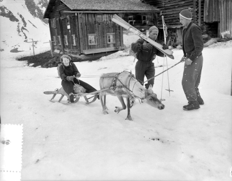 Koningin Juliana, prins Bernhard en prinses Beatrix in de sneeuw, Bestanddeelnr 907-0606