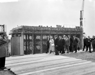 Koningin Juliana bezoekt de Deltawerken bij Katseveer, wandeling langs de caiss…, Bestanddeelnr 911-2497