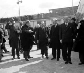 Koningin Juiana en prins Bernhard voor staatsbezoek naar Amerika. Leen van het k, Bestanddeelnr 905-0320