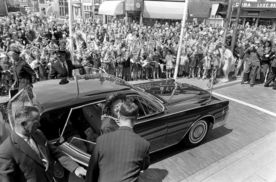 Koningin Jualiana komt aan bij het stadhuis van Zaandam, Bestanddeelnr 919-2746