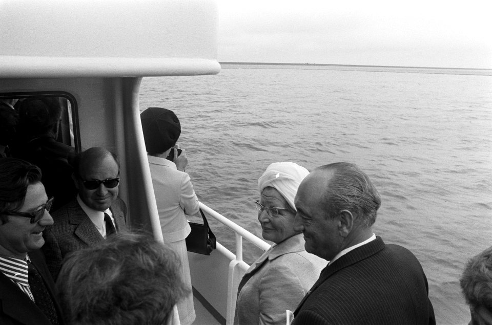 Koningin Juliana aan boord van het ms Rotterdam Naast haar mr E Toxopeus, de, Bestanddeelnr 926-4726