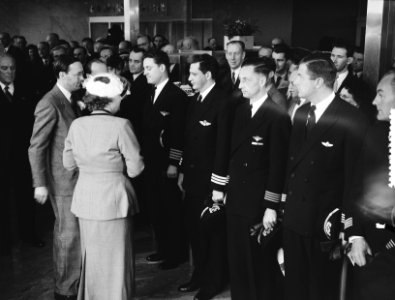 Koningin Juiana en prins Bernhard voor staatsbezoek naar Amerika. Voorstellen va, Bestanddeelnr 905-0314