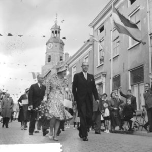 Koningin Juliana begeeft zich te voet naar het weeshuis, Bestanddeelnr 914-2861