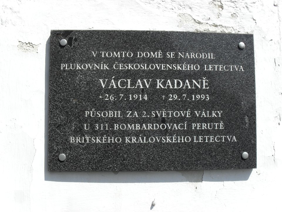 KOMUŠÍN - dům (Václav Kadaně - plaketa)
