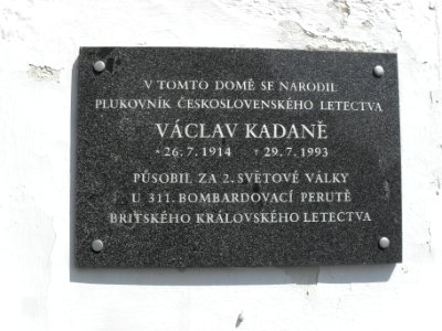 KOMUŠÍN - dům (Václav Kadaně - plaketa)