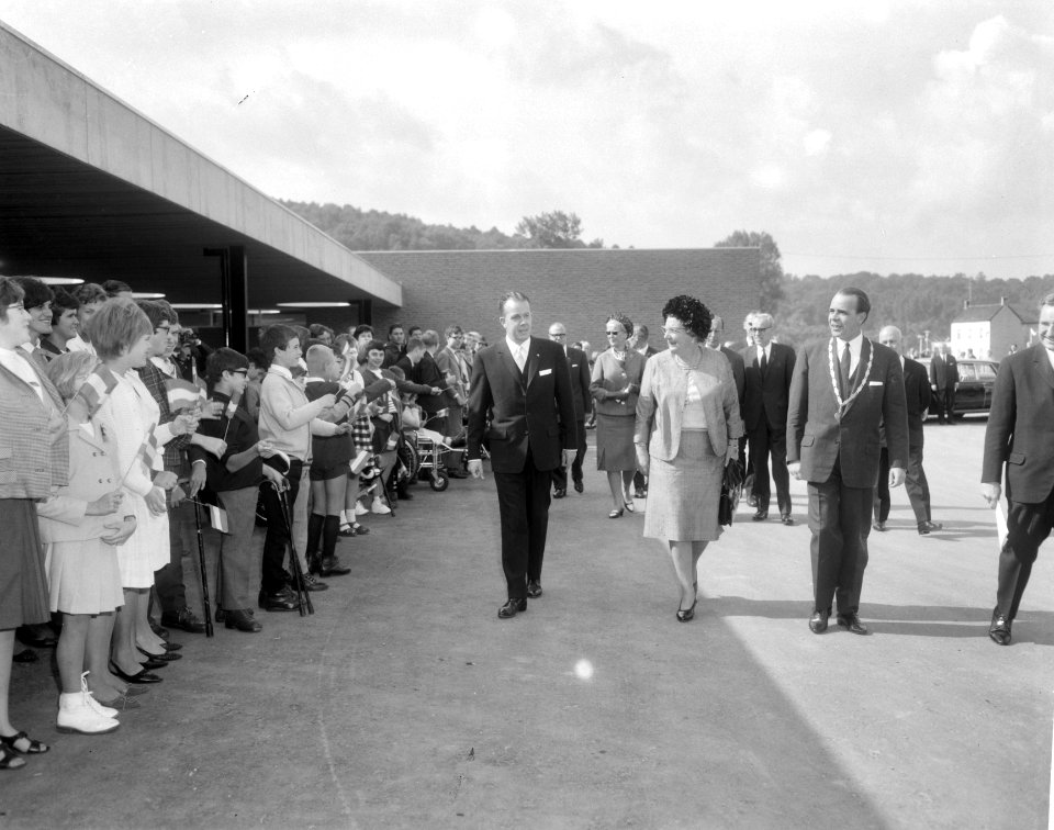 Koningin Juliana arriveert bij het revalidatiecentrum in Valkenburg, Bestanddeelnr 919-5617
