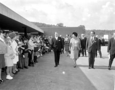 Koningin Juliana arriveert bij het revalidatiecentrum in Valkenburg, Bestanddeelnr 919-5617