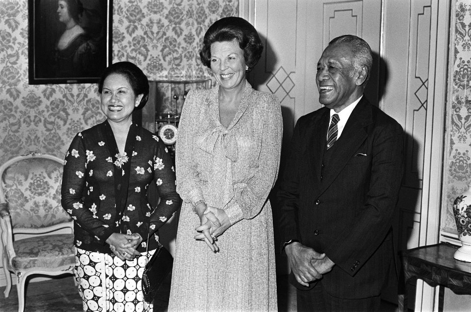 Koningin Beatrix ontvangt de Sultan van Djokja, Hamengko Buwono in Paleis Huis t, Bestanddeelnr 933-1299