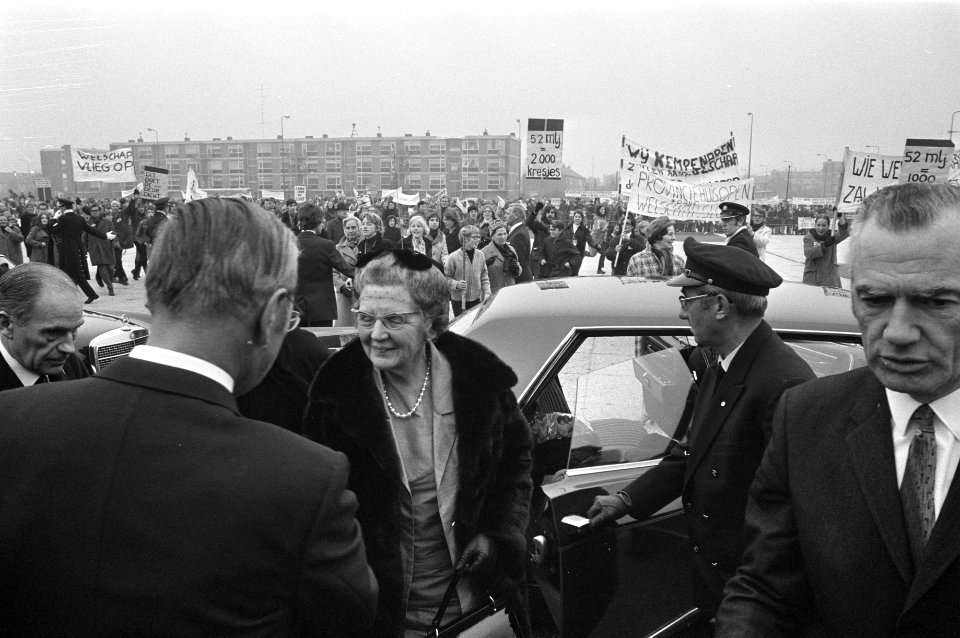Koningin Juliana arriveert bij het provinciehuis, Bestanddeelnr 925-1329
