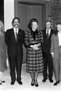Koningin Beatrix ontvangt Nederlands eerste ruimtevaarder Wubbo Ockels (links na, Bestanddeelnr 933-4954
