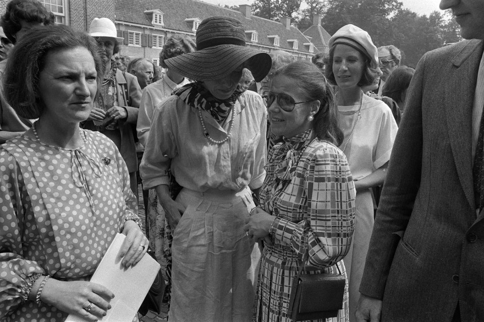 Koningin Beatrix opent Museum Paleis t Loo in Apeldoorn Prinses Christina, Bestanddeelnr 933-0099