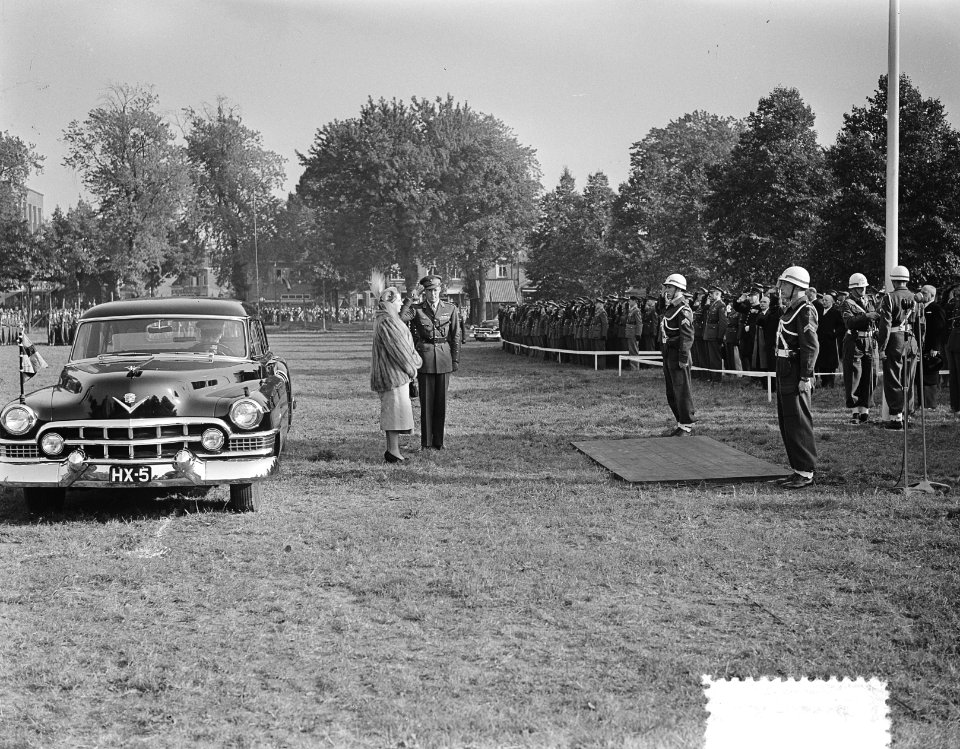 Koningin Juliana arriveert bij de Infanterie Kazerne te Amersfoort, Bestanddeelnr 904-7976