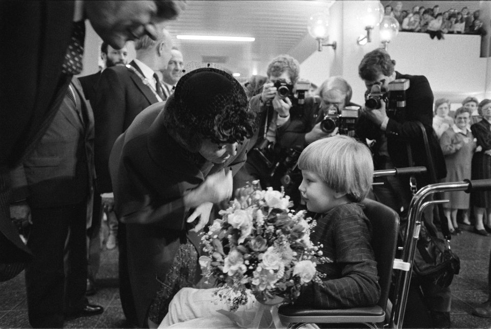 Koningin Beatrix opent St. Antonius Ziekenhuis in Nieuwegein bloemetje aanbiede, Bestanddeelnr 932-9098