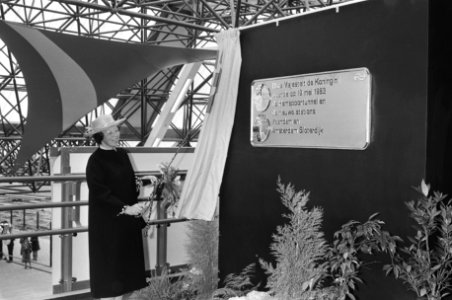 Koningin Beatrix onthult een plaquette op station Zaandam, Bestanddeelnr 932-5942