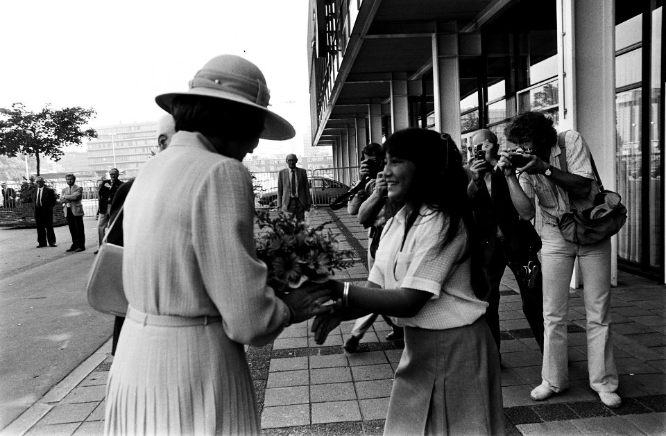 Koningin Beatrix ontvangt bloemen, Bestanddeelnr 930-9681