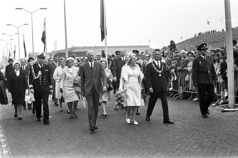 Koningin Juliana (m), minister Bakker (l) en burgemeester Marijnen (r) wandelen , Bestanddeelnr 924-5777