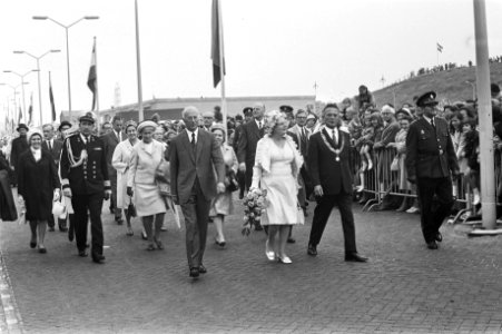 Koningin Juliana (m), minister Bakker (l) en burgemeester Marijnen (r) wandelen , Bestanddeelnr 924-5777