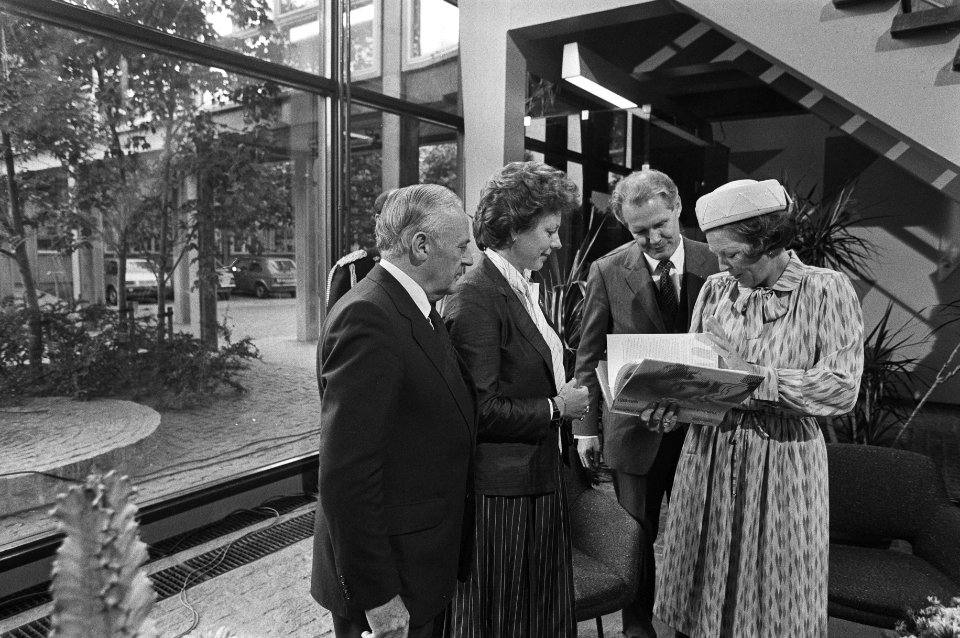 Koningin Beatrix ontvangt in het Dr. Neherlaboratorium te Leidschendam (het ontw, Bestanddeelnr 931-6538