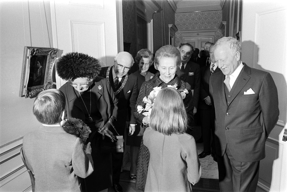 Koningin Juliana (l) en Norah Michener (m) krijgen bloemen aangeboden, gouverne…, Bestanddeelnr 924-4520