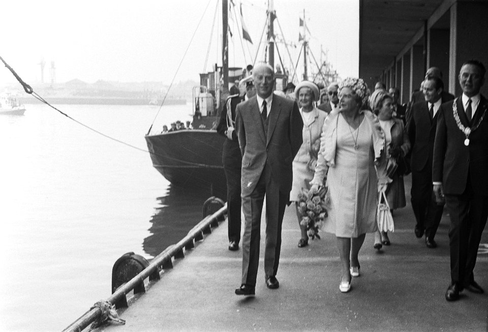 Koningin Juliana (m), minister Bakker (l) en burgemeester Marijnen (r) wandelen , Bestanddeelnr 924-5776